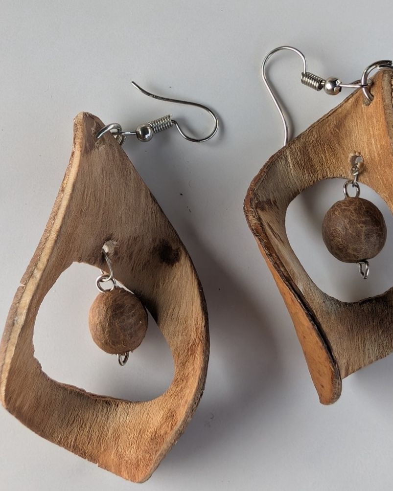 mytarooka's tweet image. Elevate your style with our Msasa pod earrings from Zimbabwe! Hand-carved and paired with rukato seeds, these lightweight, earthy pieces are perfect for any look. Feel unique and connected with nature for just $30. 🌍✨. #UniqueStyle #ZimbabweCrafts #EcoFriendly #UniqueJewelry