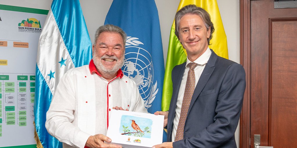 PNUDHonduras's tweet photo. 🤝 El alcalde reelecto de la @MuniDeSPS, @RobertoContreM, recibió a @AFracassetti, Representante Residente del @pnud en #Honduras, para dialogar sobre las prioridades de su nuevo mandato y nuestra disposición de acompañar acciones que impulsen el desarrollo de la ciudad. 🌱🇭🇳 https://t.co/xImLYgm0zK