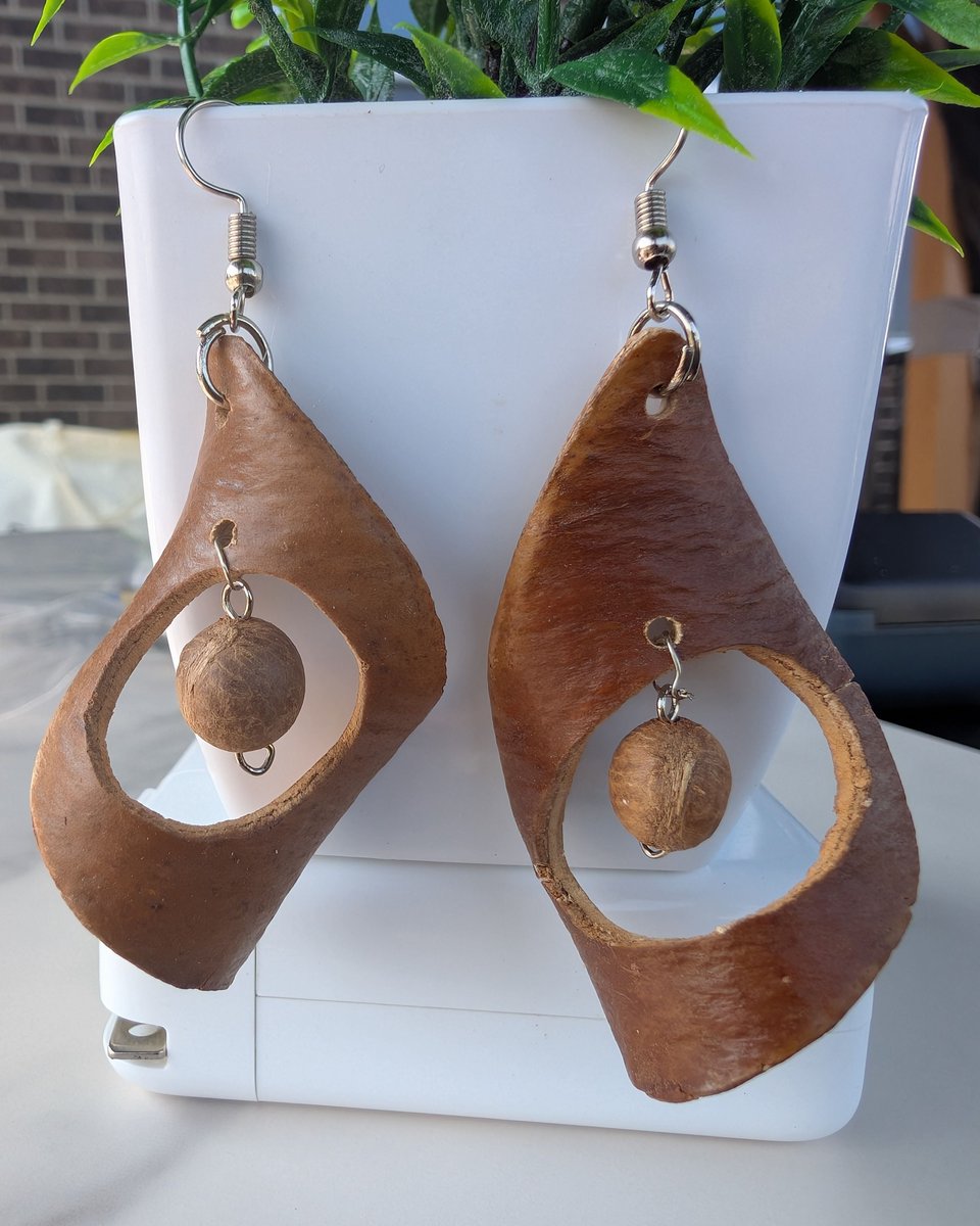 mytarooka's tweet image. Elevate your style with our Msasa pod earrings from Zimbabwe! Hand-carved and paired with rukato seeds, these lightweight, earthy pieces are perfect for any look. Feel unique and connected with nature for just $30. 🌍✨. #UniqueStyle #ZimbabweCrafts #EcoFriendly #UniqueJewelry