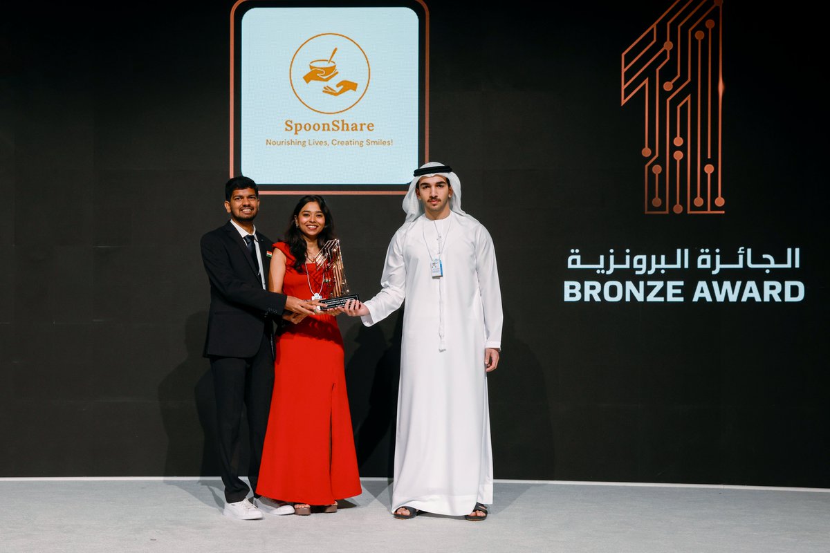 Mohammed bin Rashid bin Mohammed honours the winners of the ‘Global Best M-Gov’ Award:
- 1st place: The “Bakame AI” team from Texas Christian University (TCU)
- 2nd place: “Your Voice” app from Lac Hong University (LHU) in Vietnam
- 3rd place: “Spoon Share” project from Deogiri