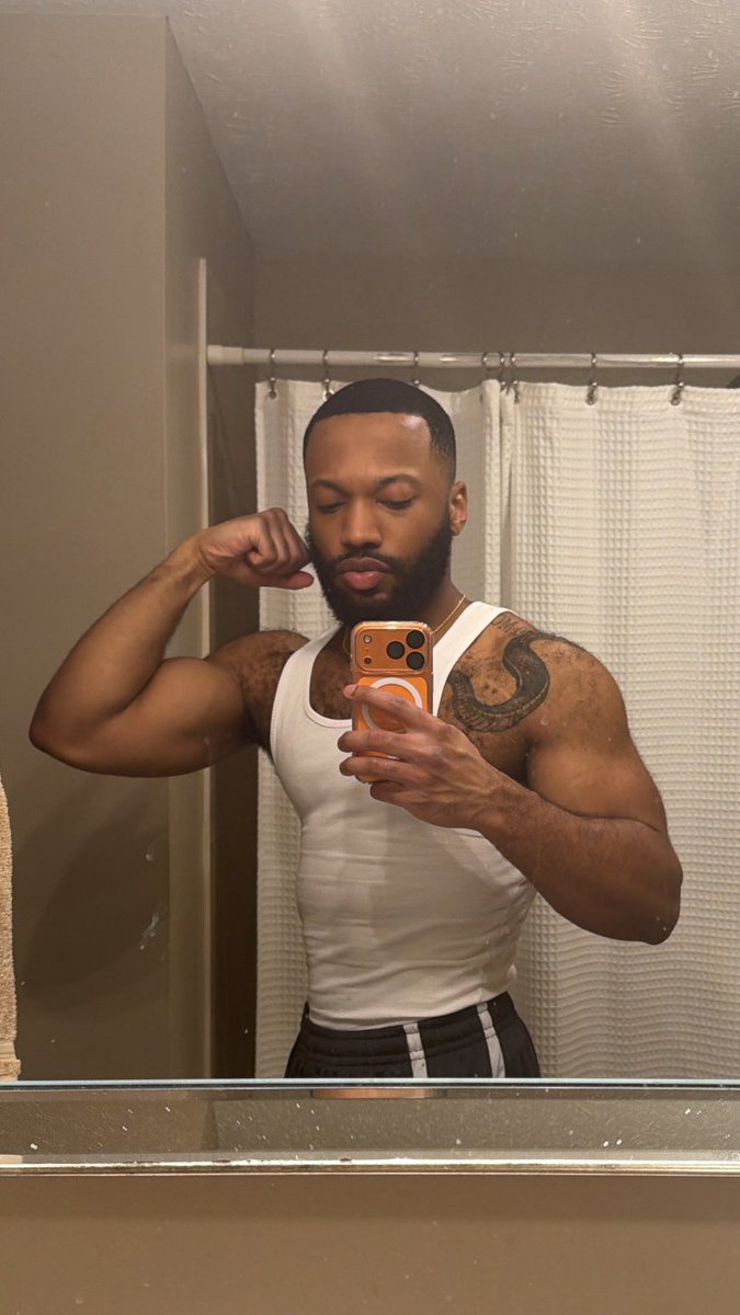 jair3_'s tweet photo. Upper body looking right on leg day 💪🏾 https://t.co/fuRW9dAEMt
