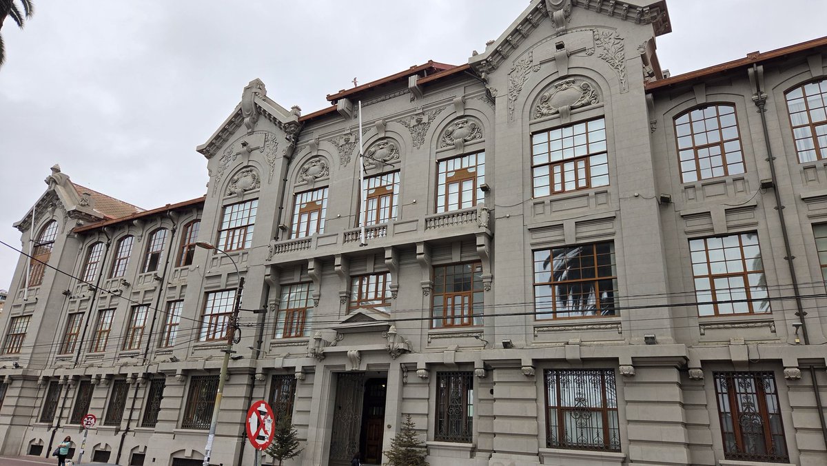 FcoDarmendrail's tweet photo. Visité la Casa Central de la Pontificia Universidad Católica de Valparaíso @pucv_cl
Construida entre 1925 y 1928,  aquí se realizó la primera transmisión de televisión en #Chile (5 de octubre de 1957), hito que dio origen a UCV Televisión https://t.co/B0cmdrJP46