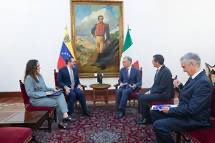 Italy in Venezuela tweet media