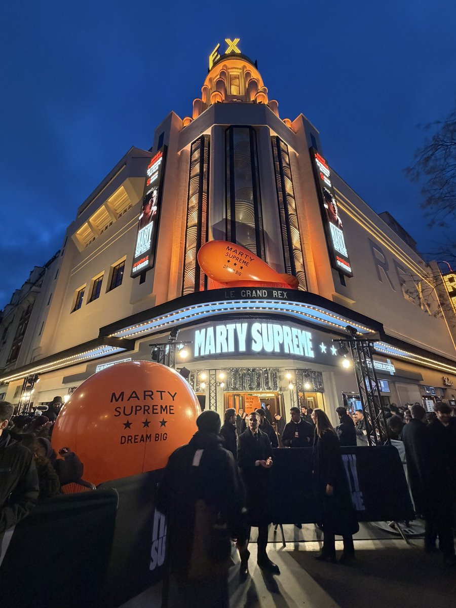 erb_gilles's tweet photo. Incroyable hype au @LeGrandRex pour l’avant-première du film #MartySupreme 🏓 avec la star Timothée Chalamet !

➡️ L’histoire fascinante de Marty Mauser, champion de tennis de table 🏓 des années 50. 

@ffttofficiel https://t.co/NTNHYtlj4k