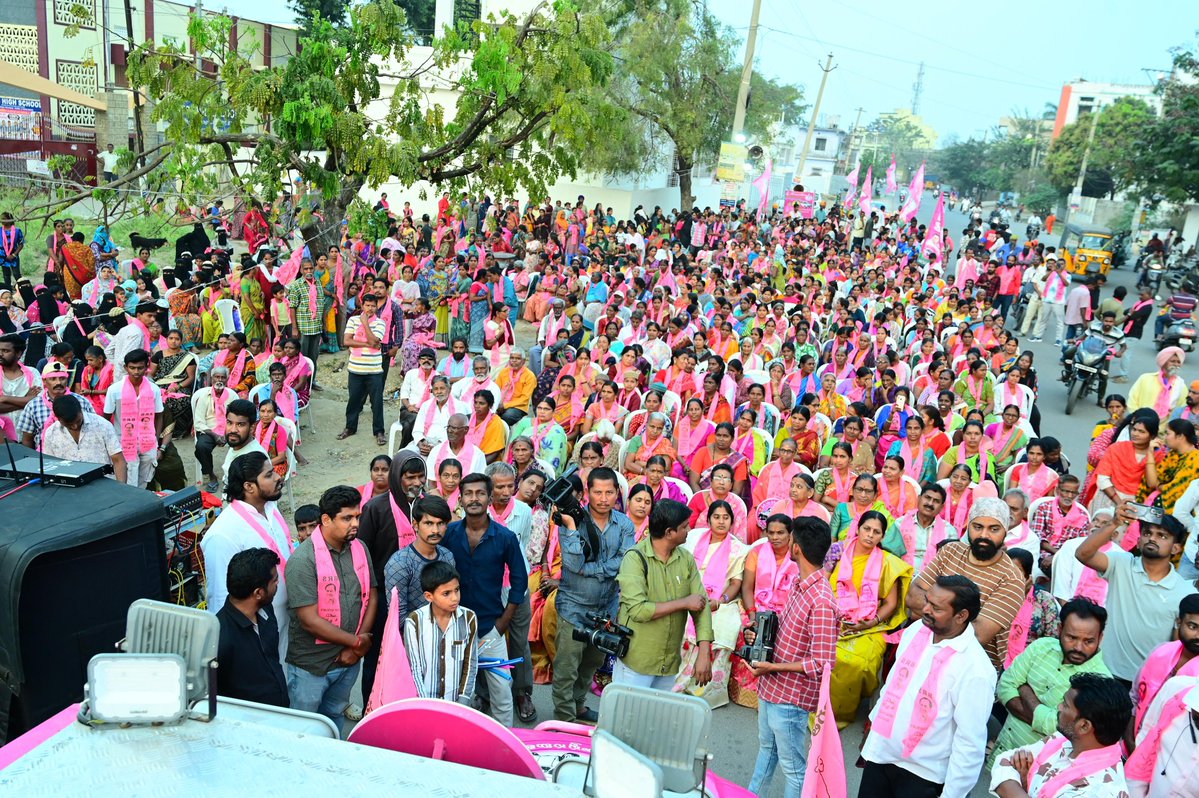 నిజామాబాద్ మున్సిపల్ ఎన్నికల సందర్భంగా డివిజన్ 36,37,38,43 సుభాష్ నగర్  తెలంగాణ చౌరస్తా వద్ద కార్నర్ లో మీటింగ్ నిర్వహించడం జరిగింది.

ఎన్నికల్లో భారీ మెజారిటీ తో BRS పార్టీ అభ్యర్థులను గెలిపించాలని కోరడం జరిగింది