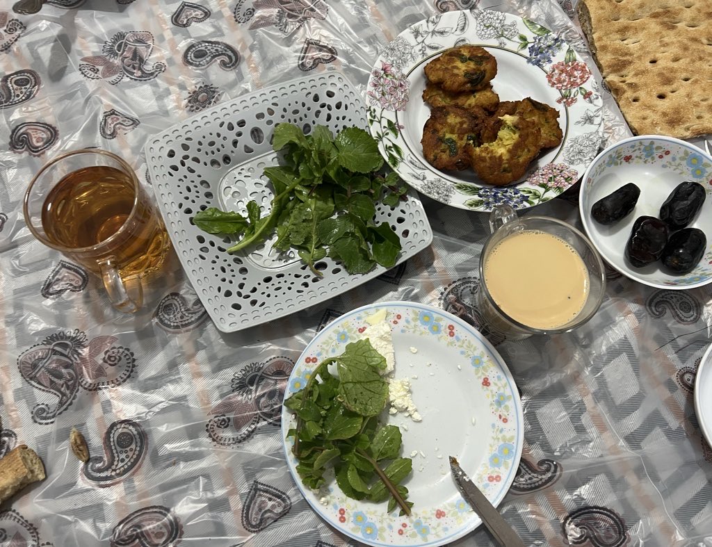 بلوچ‌ها و اغلب اهل سنت، نیمه شعبان را روزه می گیرند؛ خدایا ! از ما قبول کن و سرنوشت نیک و روشنی برای همه ملت ایران ‌مقدر فرما و این خاک مقدس را از گزند اهریمنان محفوظ بدار. دارم چهارمین شیرچای رو می خورم (:
#مهدی_جان_ایران 
#Who_is_mahdi