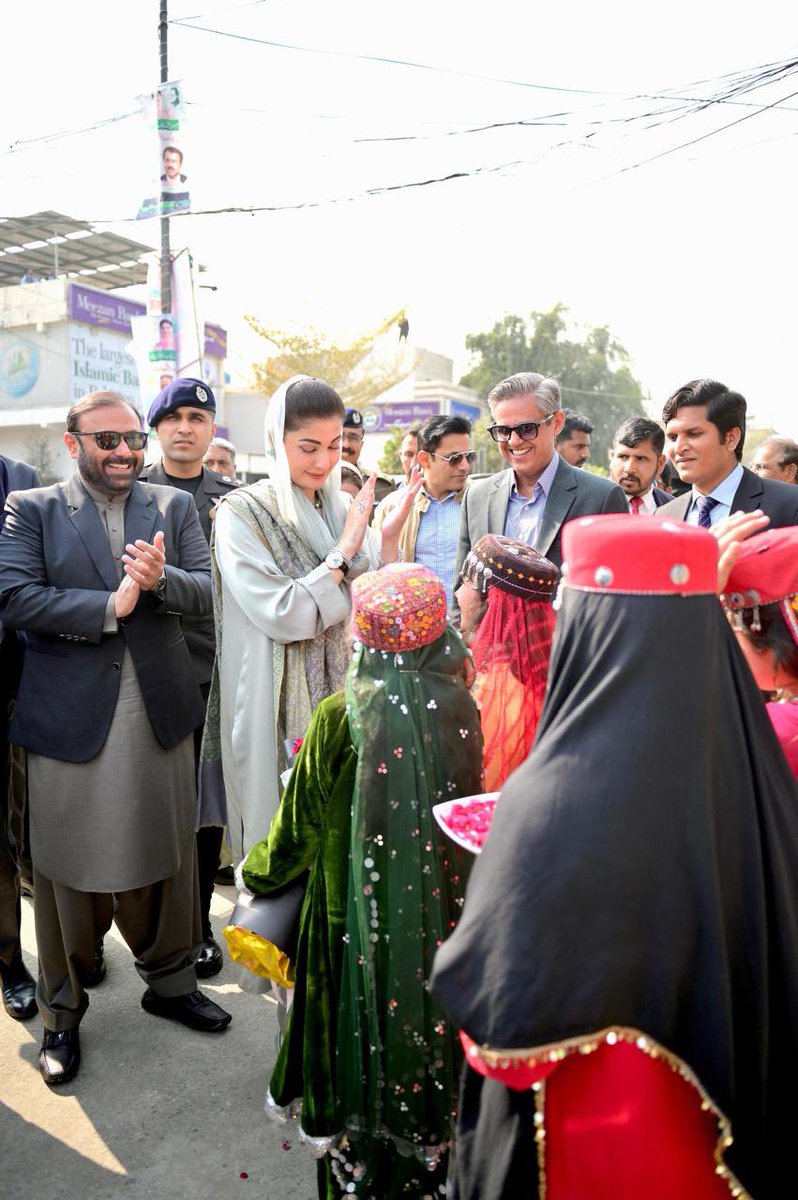 pmln_org's tweet photo. Chief Minister Maryam Nawaz Sharif was given a traditional welcome with regional drumbeats, and a Balochi shawl was presented to her. https://t.co/6clz77CQZt