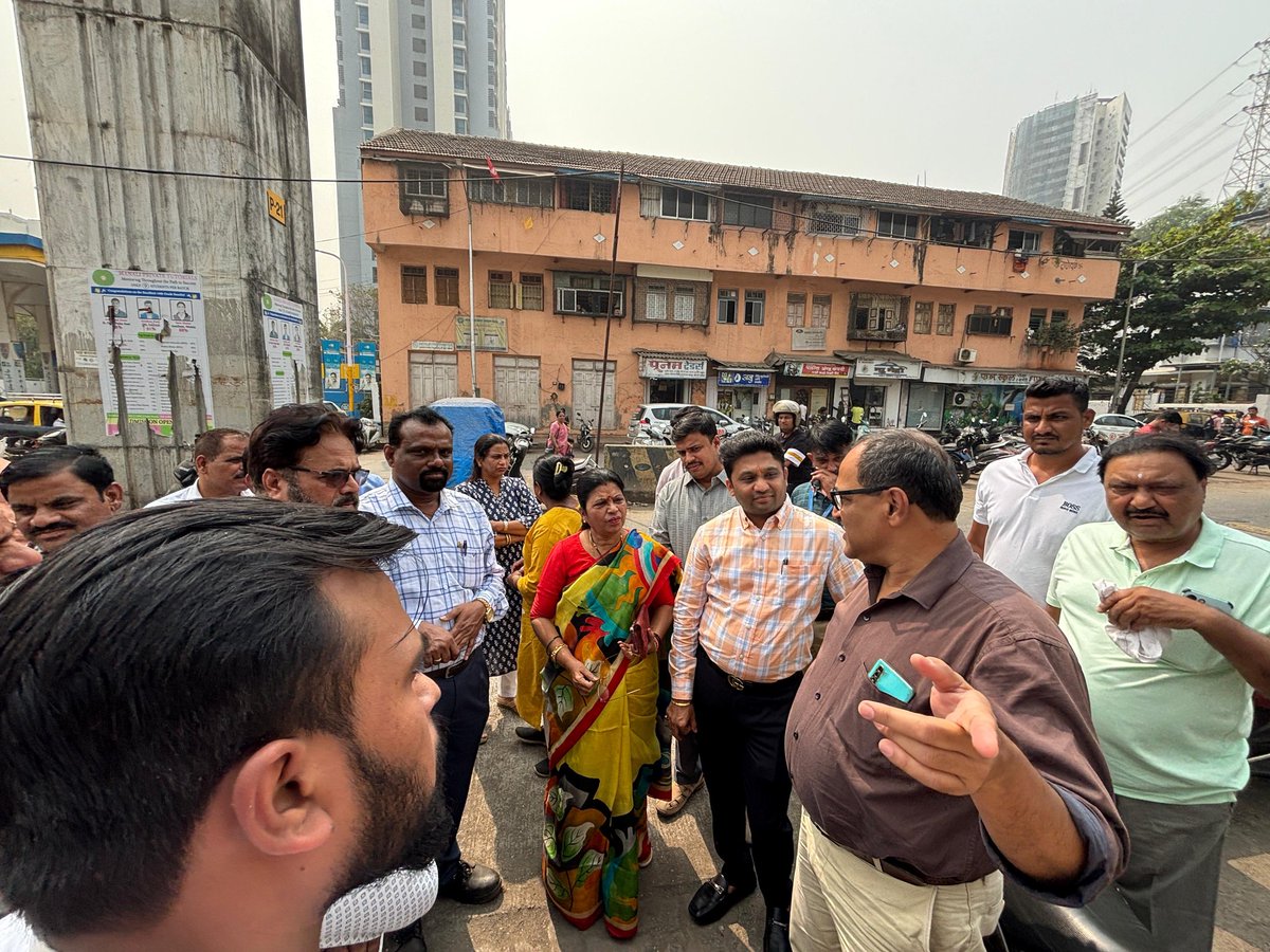 PavanJadhav05's tweet photo. प्रभाग क्र. २०२ मधील जी.एल. पाटील मच्छी मार्केट ते शिवडी बस डेपो पर्यंतचे पदपथ अत्यंत नादुरुस्त अवस्थेत असल्याचे निदर्शनास येताच, आज संबंधित महापालिका अधिकाऱ्यांसमवेत प्रत्यक्ष जागेवर जाऊन पाहणी केली. https://t.co/THXnkillj8