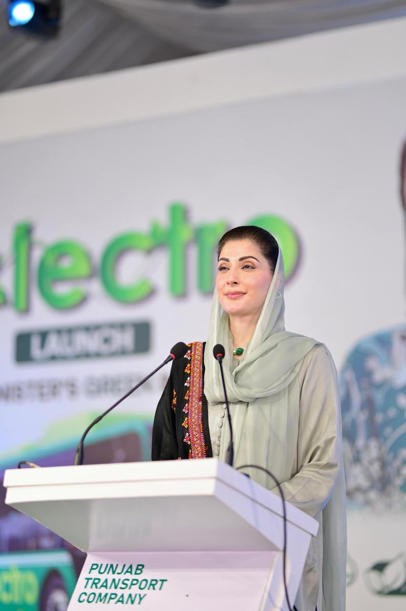 الیکٹرو بسز کے افتتاح کے موقع پر محترمہ مریم نواز کو بچے گلدستہ پیش کر رہے ہیں، بزرگ چادر اوڑھا رہے ہیں۔
یہی ہماری روایات ہیں اور مریم ان روایات کی امین!!!