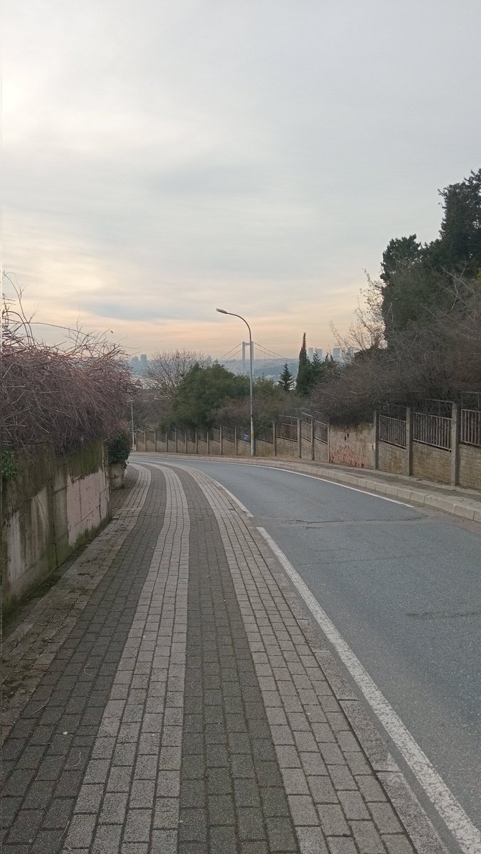 Yürüyorum. bu gün hava daha sıcak