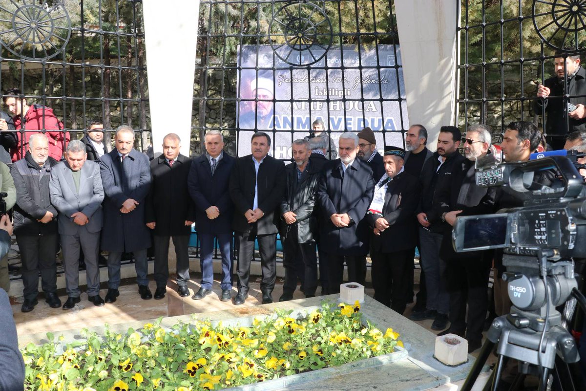 Şehadetinin 100. yıldönümünde İskilipli Âtıf Hoca'yı mezarının başında andık. 

İskilipli Atıf Hoca’nın şahedetiyle öğrettiği hakikatlerden biri de şudur: Medeniyet, taklitçilikle değil, şahsiyetle inşa edilir. 

Şehid Atıf Hoca’nın uğruna canını verdiği değerleri yaşatmaya ve