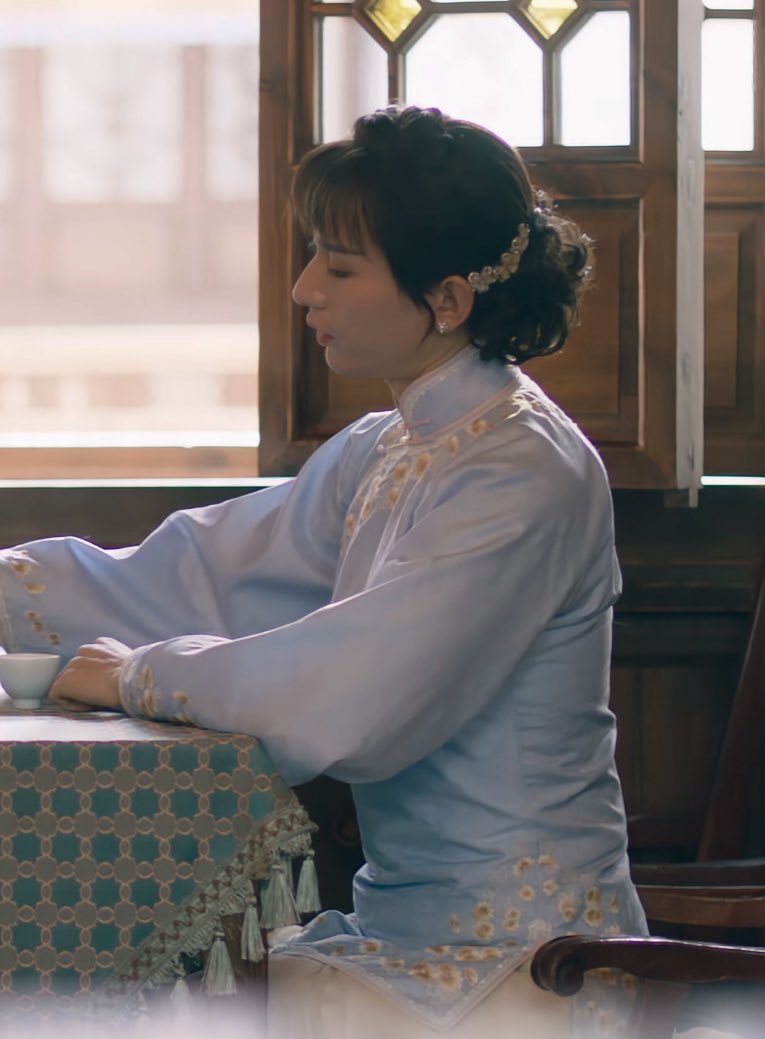 “ถ้ายังไม่มานั่งอีก ชาคงเย็นหมดแล้วนะ”

“จำเป็นต้องปลอมตัวขนาดนี้ด้วยรึไง”

“แค่ชุดเดียว ผมออกเองก็ได้ รับรองว่าจะไม่กระทบขนหน้าแข้งของคุณ”

“ไม่ได้เกี่ยวว่ากระทบไม่กระทบ ถ้ารู้ว่าคุณจะเลือกชุดนี้ผมคงไม่ให้คุณมา”

“อายที่ต้องให้ผมยืมแขนมาควงเหรอ”

“ไม่อาย แต่หวง”