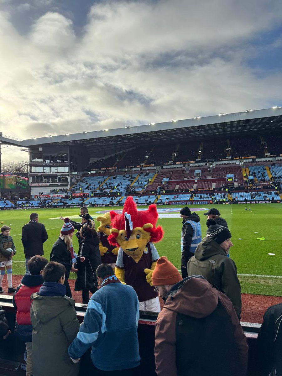 من مقاعدنا لـ مُباراة #استون_فيلا_ارسنال .. 

تشرفنا بـ خدمة الجميع ❤️