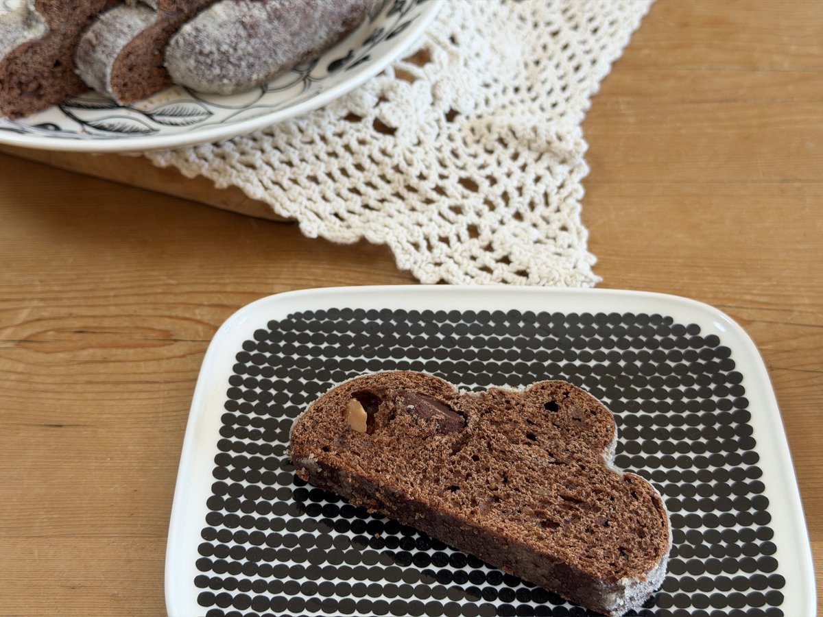 九州産小麦の贅沢チョコシュトーレン

JANCACAOさんのカカオ豆からつくる『ビーントゥーバーチョコレートを贅沢に入れたチョコシュト。

ロベール社の有機ココアパウダーをふんだんに練り込んだ生地に、無添加の鹿児島県産の小みかん・たんかんのドライフルーツを入れました。
