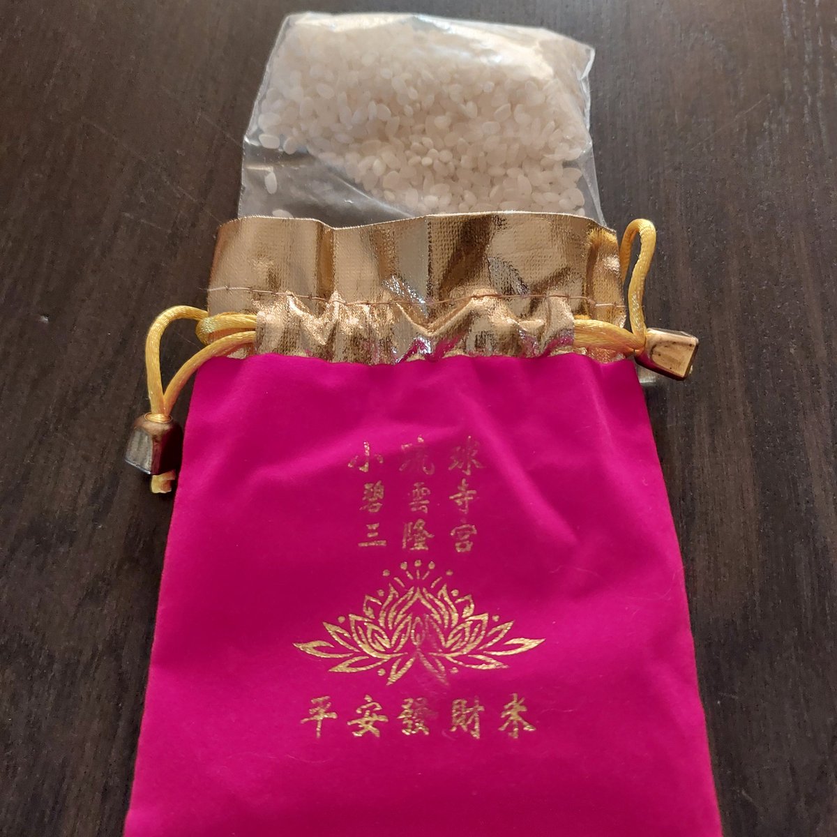 Eng-àm chia̍h Holly Rice,
bîn-á-chài ē pàng Holy Shit...?
🤨🤨🤨