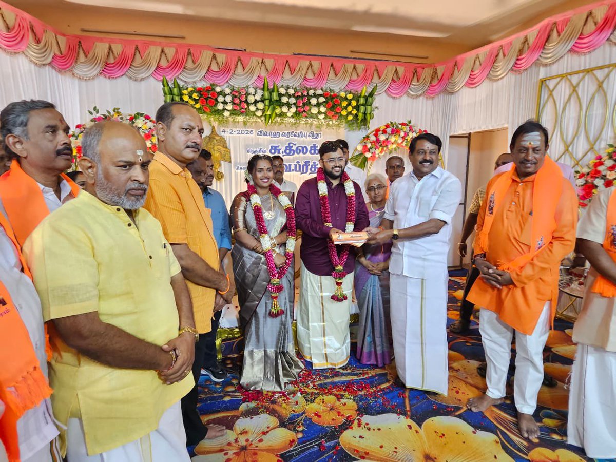 NainarBJP's tweet photo. இன்றைய தினம் சேலத்தில் நடைபெற்ற விஷ்வ ஹிந்து பரிஷத் மாநில அமைப்பு செயலாளர் திரு. பாலாஜி அவர்களின் இல்லத் திருமண விழாவில் கலந்துகொண்டு திருநிறைச்செல்வன் திலக் மற்றும் திருநிறைச்செல்வி ப்ரீத்தி அவர்களை வாழ்த்தி ஆசீர்வதித்தேன்.

இந்த நிகழ்வில் நம் தமிழக பாஜக மற்றும் விஷ்வ ஹிந்து பரிஷத் காரியகர்த்தாக்கள் கலந்து கொண்டு மணமக்களை வாழ்த்தினர்.