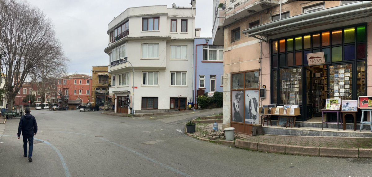 Adaya gelip Heybeli Sahaf’ı kapalı görenler üzülüyor biliyoruz. Bina tadilata girdiği için bahara kadar kapalı kalacak. Halki Kültür’e gelip soruyorlar. Aynı dükkanız, diyoruz. İnanmıyorlar. Biz yine yazalım. İkinci dükkanımız Halki Kültür her gün açık. Yolu düşeni bekleriz. ☺️📚