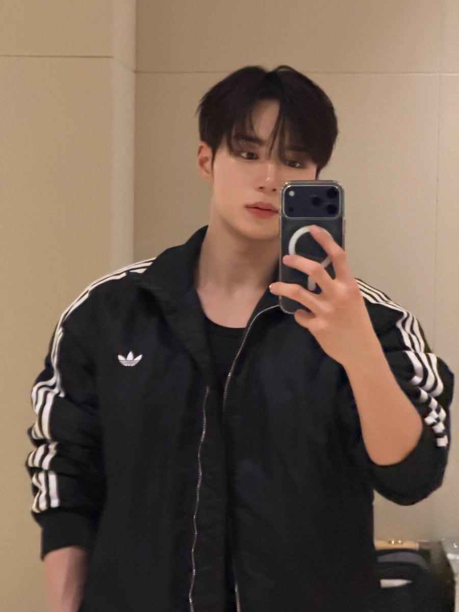 junseo_dokilove's tweet image. 韓国のweb漫画じゃないとありえない現実離れしたこの肩幅エグい