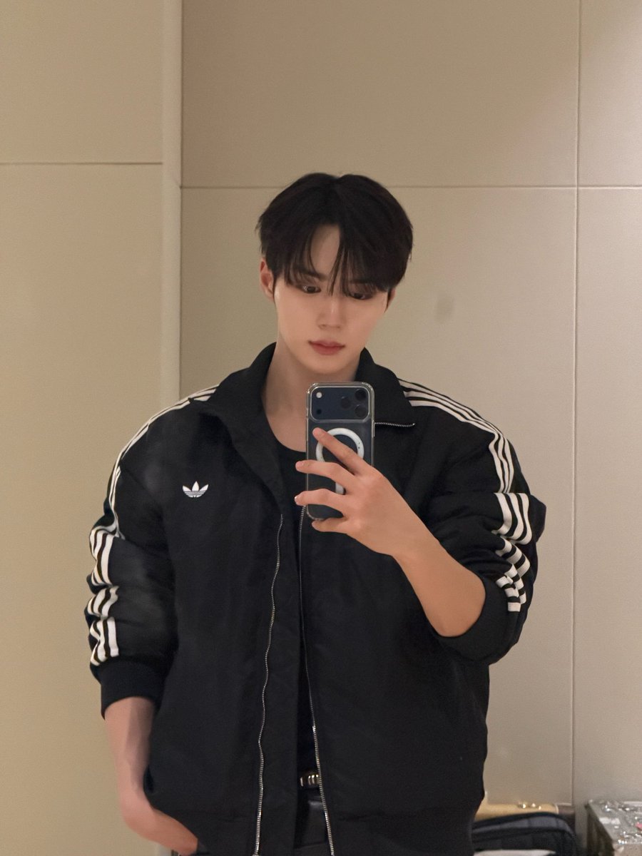 junseo_dokilove's tweet image. 韓国のweb漫画じゃないとありえない現実離れしたこの肩幅エグい