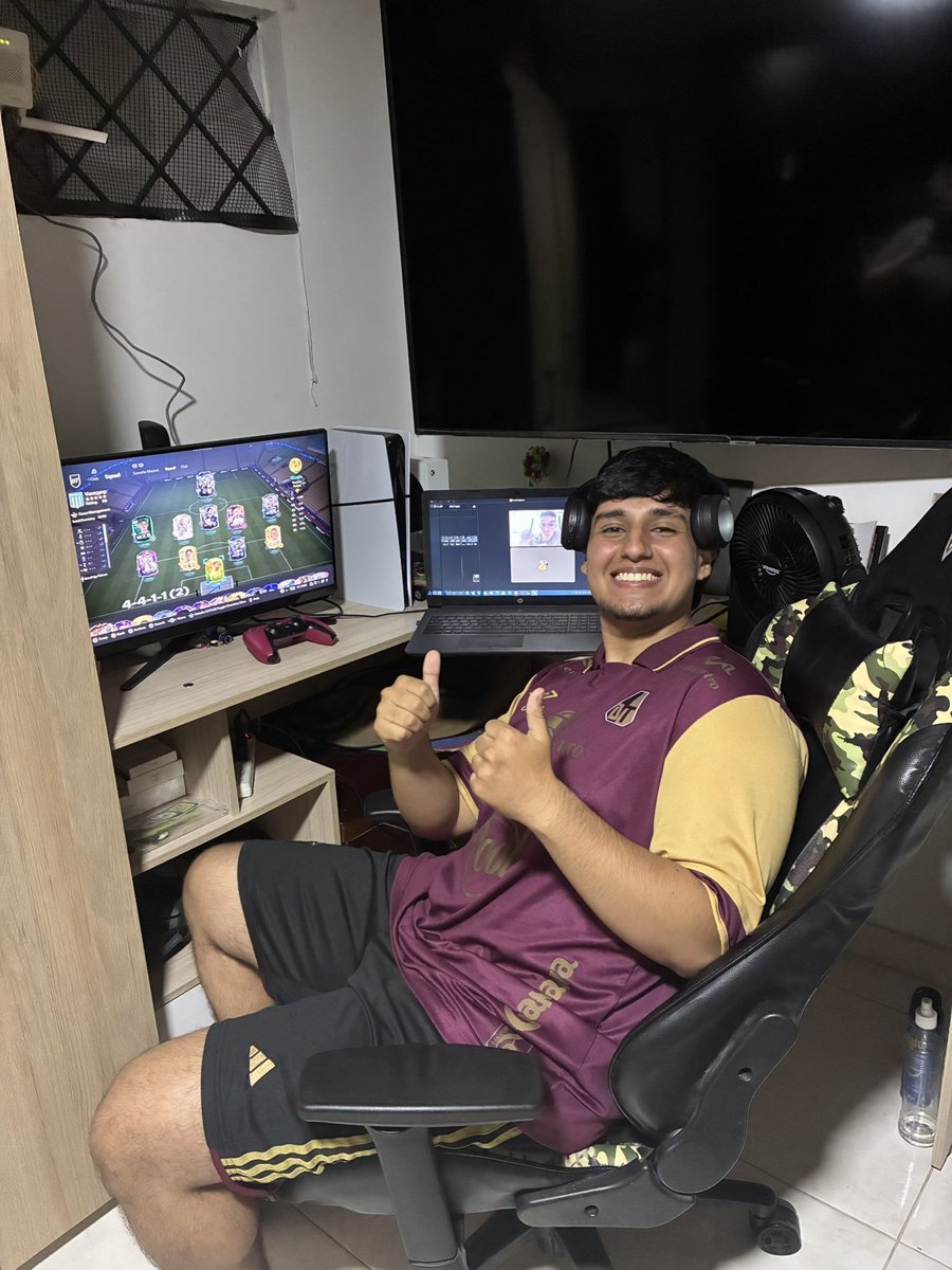 ramiluesofc's tweet photo. 🇸🇦🎟️ This weekend, we found out the 28 players who qualified for the World Championship Play-ins through the regional rankings — an achievement that requires great consistency across three online tournaments, in a game where we all know how difficult that is.

Only 4 of those 28 players are currently without a team:

🇲🇽 @HappYMeaLx664 → Absolute dominant force in the LATAM North region for several seasons, with a strong showing in one of his first international appearances after qualifying for the FC Pro Open in FC 24.

🇦🇺 @Naylor → After Mark, the most consistent player in Oceania in recent times. Last season he also qualified for the Play-ins via the regional ranking, and earlier this season he delivered an impressive performance in the Global Qualifier Swiss stage, narrowly missing out on the knockout rounds.

🇨🇴 @Vanega5_ → 21-year-old Colombian player. While he’s been competing for a few years, this was the season where he truly broke through. Consistent throughout the year in his region, never finishing outside the top 5 in any tournament (including the Regional Qualifier).

🇮🇳 @krusher_7 → One of India’s top players in recent seasons, standing out especially in the 2v2 format as a regional champion and national representative in the FIFAe Nations qualifiers.

Organizations looking to have representation at @EWC_EN, this is your opportunity. All four players are already qualified for the Play-ins, meaning they’re invited to Saudi Arabia and just one step away from reaching the World Championship — the most important tournament of the season 🏆👀