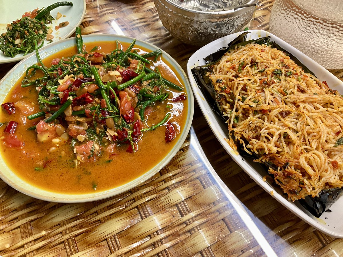 mixian14's tweet photo. 边境料理のお店で夕飯。
(※中国語の「边境」に侮蔑的な意味はありません。念のため。)

蕨のトマト納豆炒めみたいな料理がとても美味しいのですが、なかなか狙って食べられません。傣族料理のお店に行ったときはメニューを探してみてください。おすすめです。 https://t.co/Il09D206B3