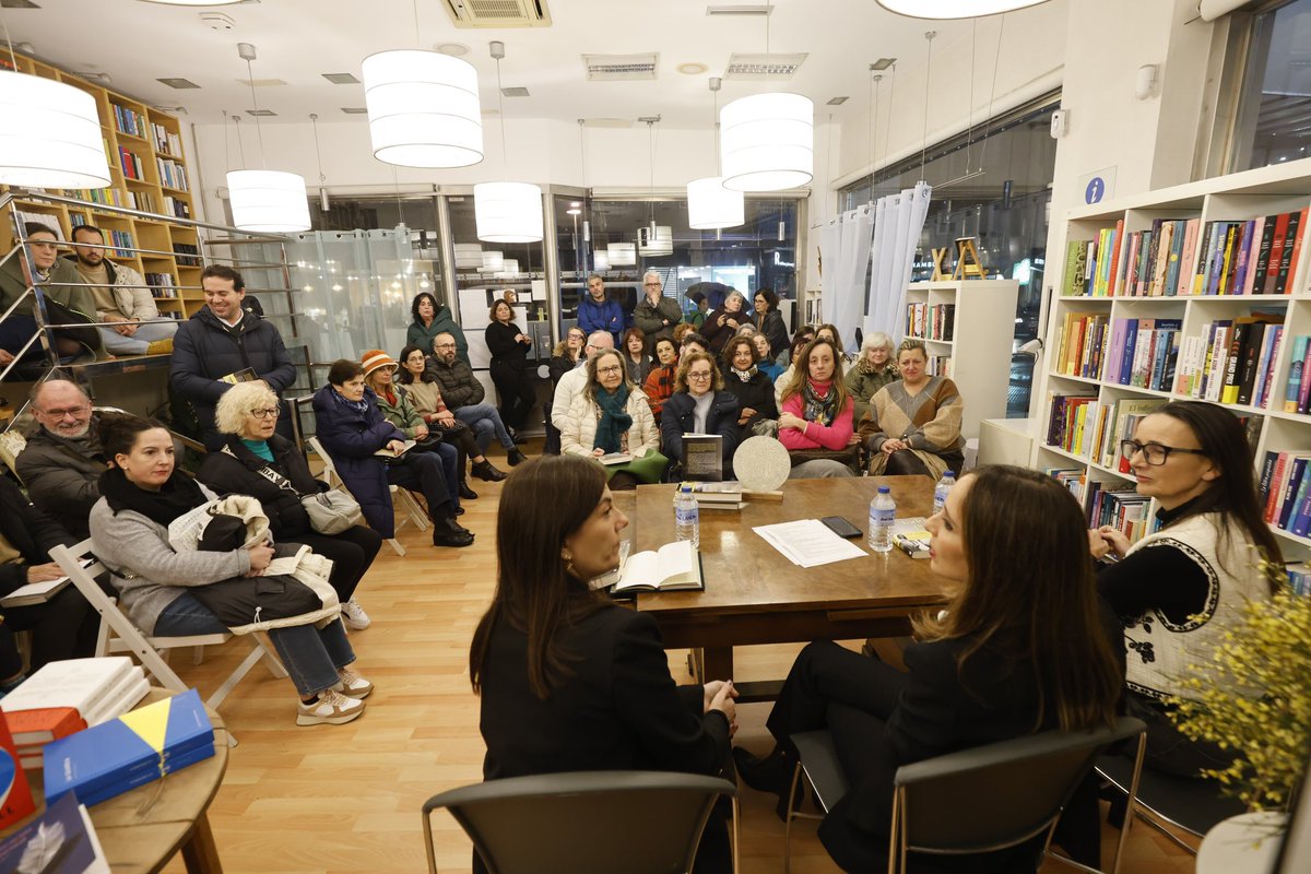 JuliaVarela__'s tweet photo. En Pontevedra, hablando de 'Todo por Hacer' @penguinlibros con @LediciaCostas y @meri_varela 

Las quiero, no sé si lo he dicho. Y a las libreras de @CronopiosLibro también. 

📸 Gonzalo García @Diario_Pontev https://t.co/4uCbn6WXqI