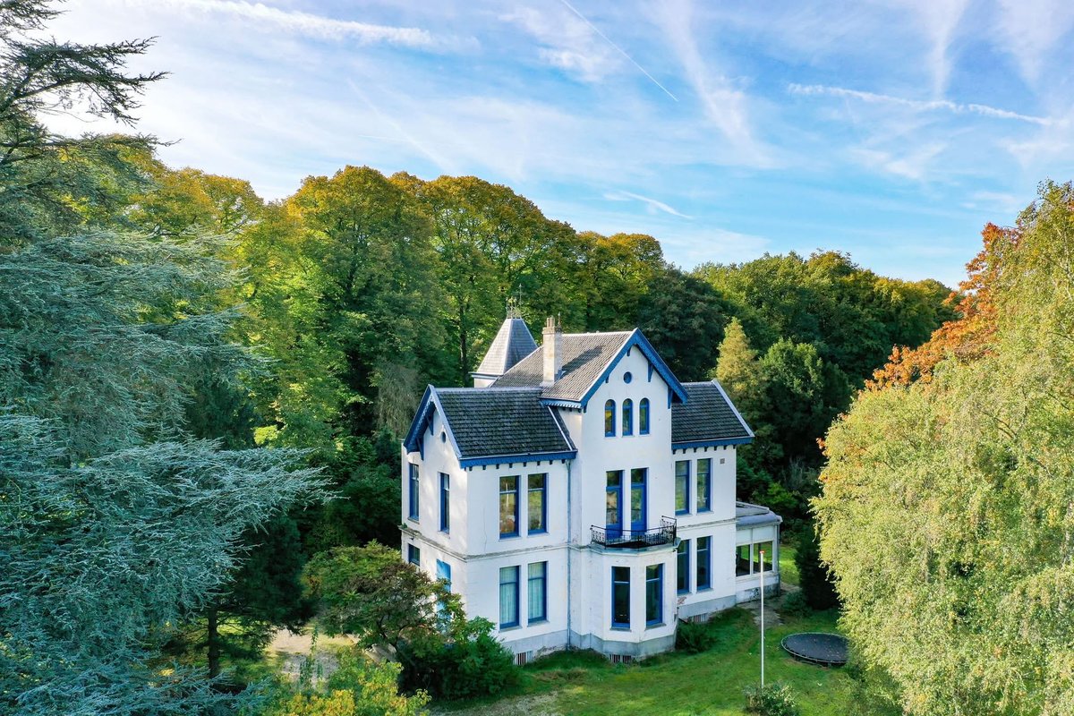 De Omgevingswet zou vergunningverlening sneller en overzichtelijker maken. Maar het tegendeel is waar. Eindelijk... na exact twee jaar wachten(!)... heeft gemeente Baarn de omgevingsvergunning verleend voor Villa Courbe Voie in Baarn. facebook.com/share/p/1DmZBL…