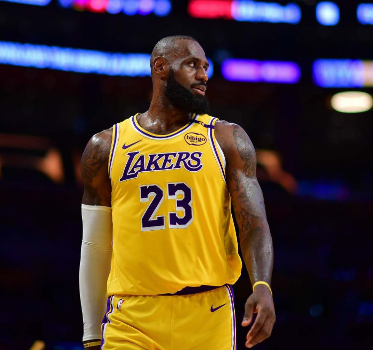 NBA_InsiderFR's tweet photo. Des sources proches de LeBron James considèrent les Cleveland Cavaliers comme une « destination évidente » pour lui cet été, selon @joevardon et @ByJasonLloyd
#actunba #NBATradeDeadline #nbafr https://t.co/LKEGslevSE