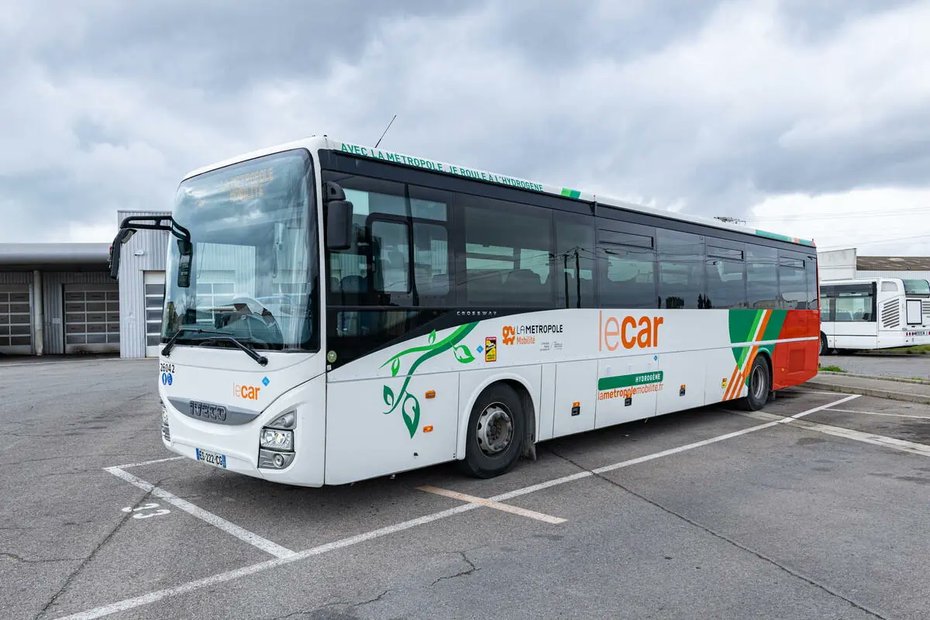 fuelcellsworks's tweet image. Aix-Marseille will deploy its first #hydrogen coaches on the Ulysse network from Feb 2, 2026. Operated by Transdev, the buses will serve intercity routes across 7 municipalities, with up to 400 km range and refueling in Fos-sur-Mer.

#H2Now #ZeroEmissions

fcw.sh/OjwBp8