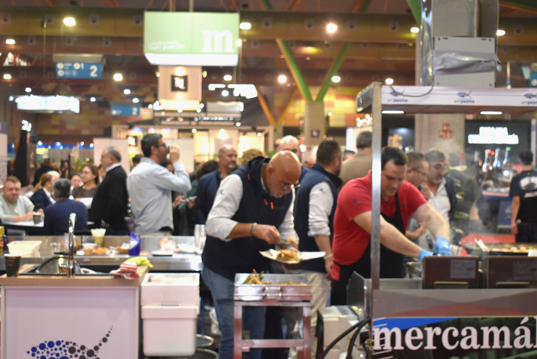 🔴 Estamos en el <a href="/SalonHyT/">Salón H&T</a>

El presidente de #Mercasa, <a href="/jose_minones/">Jose Miñones</a>, acompaña a #Mercamalaga en esta cita donde muestra su papel como aliada clave del sector #Horeca en Andalucía Oriental, por sus avances operativos y la calidad que ofrecen sus empresas mayoristas🐟🍇

#SomosRed