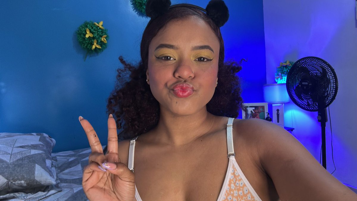 Hey Guys! I'm now LIVE on <a href="/Stripchat/">Stripchat.com 📸 🎥</a>. Come play with me! 😈 #stripmenow #stripchat #stripchatlive 👉 stripchat.com/Eylend_Lisboa/…