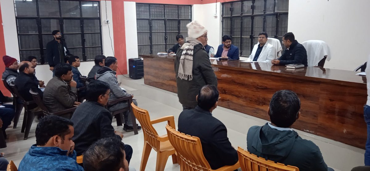 एस.आई.आर. के दृष्टिगत तहसील नौगढ़ में बैठक कर सम्बन्धित को आवश्यक निर्देश दिया। <a href="/ECISVEEP/">Election Commission of India</a> <a href="/ceoup/">CEO Uttar Pradesh</a>