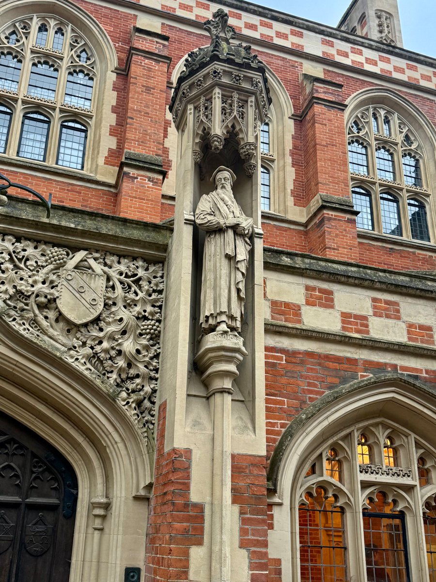 rev_b_randall's tweet photo. A statue of the martyr Archbishop #Cranmer, leader of the English-language Reformation, flanking the entrance to the Old Divinity School, St John's College, #Cambridge. https://t.co/39bNIBTbXi