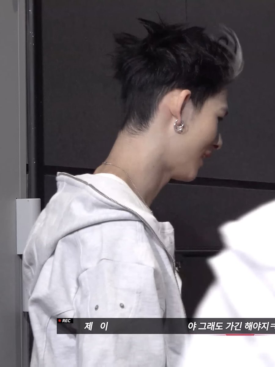 虽然长发的小宝宝特别漂亮，但是把后脑勺剃得干干净净的小宝宝也很漂亮。
首先小宝宝修长的脖子很漂亮，无论是脖子的骨骼本身还是被薄薄的皮肤所覆盖着的肌肉和血管，都很适合完全露出来。
其次小宝宝饱满的耳朵很漂亮，就连耳廓都是肉乎乎的，耳位高于眉毛，是很有福气的耳朵，也必须要露出来。