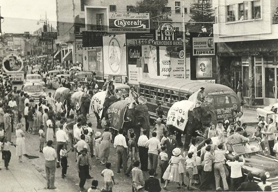 Caracascuentame's tweet photo. Caracas 1955. Carnaval en Chacaíto. Aquí es, Aquí es…! https://t.co/VsnIc9xHlf