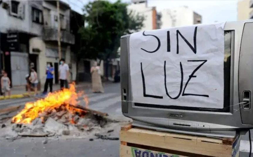 grupolatecla's tweet photo. ⚡ Cortes de luz bajo la lupa

En medio de la ola de calor y con interrupciones que duran días, el Senado bonaerense pidió la comparecencia del titular de OCEBA, Diego Rozengardt, para que dé explicaciones por los reiterados cortes de energía y el deterioro del servicio en la Provincia.