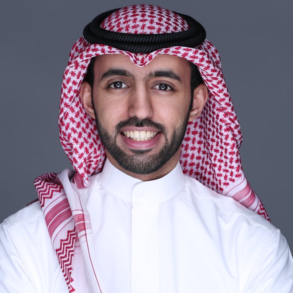 podcastqeemah's tweet photo. قريت مقال للصديق #أحمد_الجبرين. بخصوص "زحمة الوظائف" في الرياض والفرص اللي مفروض تكون بكل مناطقنا.
 
وليسطعن نجم ابو سعد ولو بعد حين في القطاع الاقتصادي والمالي بالتفكير هذا وربط الارقام بآثارها الاجتماعية 

ربط عجيب بين الارقام و الاوضاع الاجتماعية المترتبة على تكدس الفرص في الرياض. كيف ان وظائف الرياض تعادل 4 أضعاف المدن الاخرى، وهذا يحتاج الى اعادة نظر بتوزيع ذكي للمشاريع والوظائف الي ما تحتاج مواقع.

فكرة إننا نوزع الوظائف اللي "ما تحتاج موقع" على باقي المدن هو الحل الأذكى لتقليل المصاريف وتخفيف الضغط عن الرياض لان فعلا زحمة الرياض اثرت على جودة الحياة خصوصا اننا مرينا في مرحلة العمل عن بعد خلال فترة كرونا

مقال يستاهل القراءة 👏🇸🇦 
@thmanyah
https://t.co/lxxI4Bd1Oz
#تاسي #السوق_السعودي