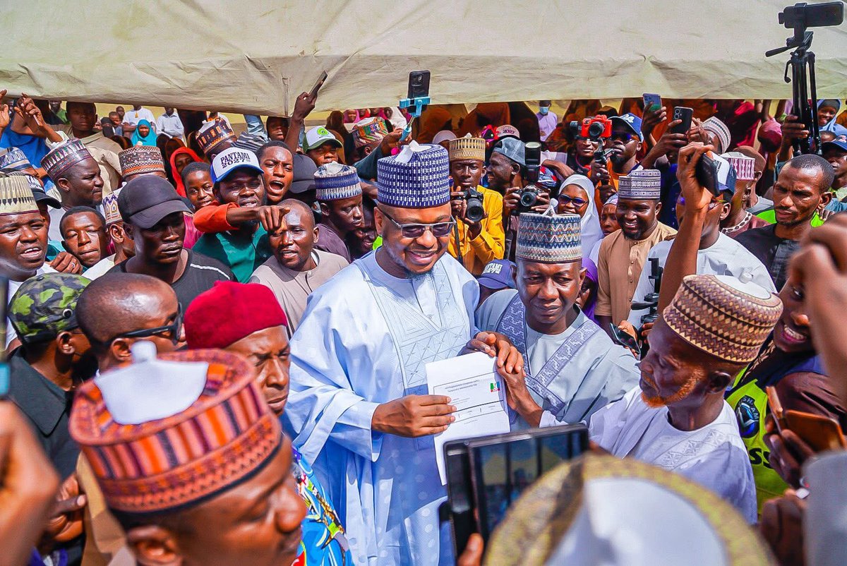 Imranmuhdz's tweet photo. Former Minister of Communications, Professor Isa Ali Pantami, revalidates his APC membership in the ongoing APC e-registration. https://t.co/pOlFEbjT7A