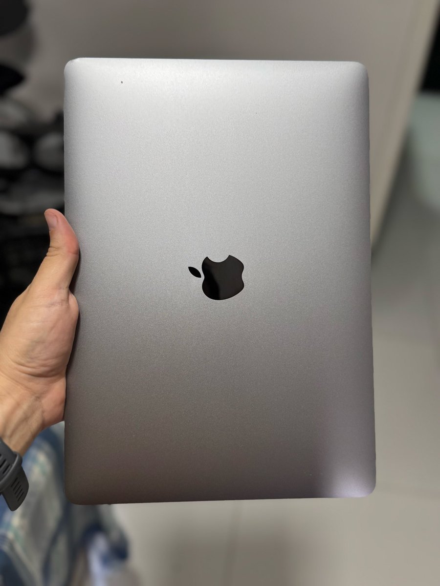 halisonriann's tweet photo. Vende-se um MacBook Air em ótimo estado de conservação! 

 Intel Core i3
 8GB RAM
 SSD 256GB
 Saúde da bateria normal
Conservado, sem defeitos e marcas, NUNCA foi aberto para reparos
Carregador original

Preço: R$ 3.500 https://t.co/qb1MTDgVjG