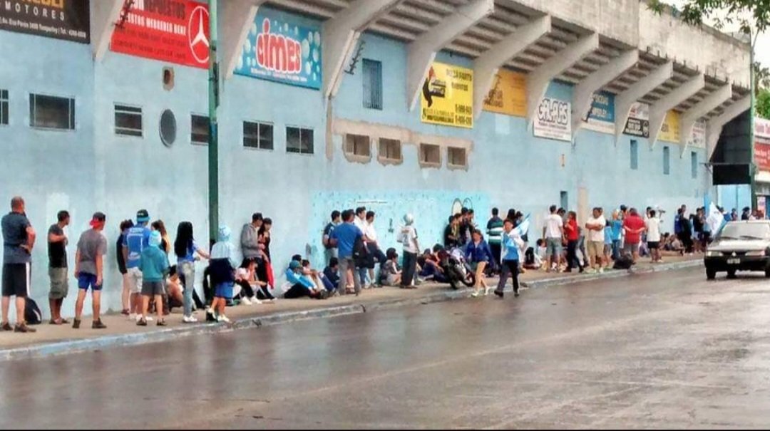 Homeee17's tweet image. La mistica de ir a sacar la entrada fisica es TOTAL. Lo malo es el monto, la forma de pago, el horario y el día que son totalmente antilaburantes.