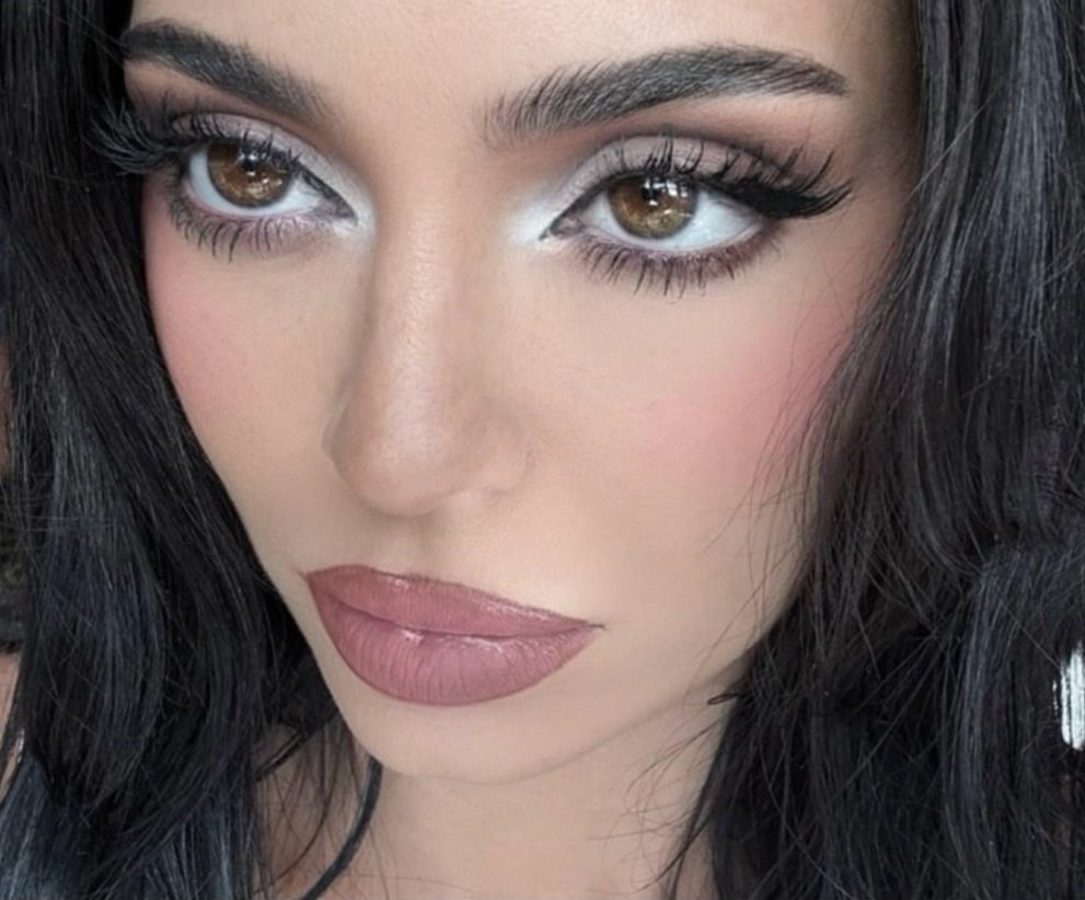 aesttics's tweet image. my makeup on the most useless day ever