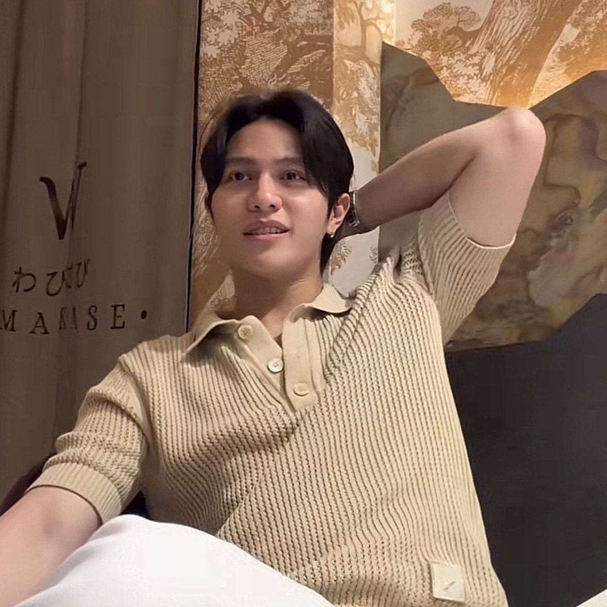 underthesamsky_'s tweet image. : ถ้าจัดช่อประมาณนี้โอเคมั้ยครับ
: ครับ
: อยากเพิ่มอะไรมั้ยครับ
: สวยแล้วครับ
: งั้นรบกวนเลือกสีกระดาษห่อให้หน่อยนะครับ
: สีน้ำตาล
: พอดีทางร้านเราไม่มีสี-
: ใส่แว่น
:
: ช่อนี้สวยมากเลยครับ