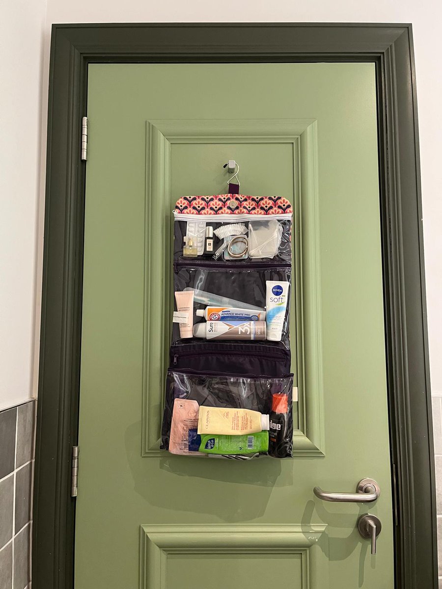 victoriagreen's tweet image. Always practising what I preach - especially when travelling.

Love our three-fold hanging wash bag in Pink Deco Lily (production sample).

Thoughtfully designed, endlessly practical&amp;amp;  a hotel bathroom essential.

#VictoriaGreen #TravelEssentials #ThoughtfulDesign #PinkDecoLily