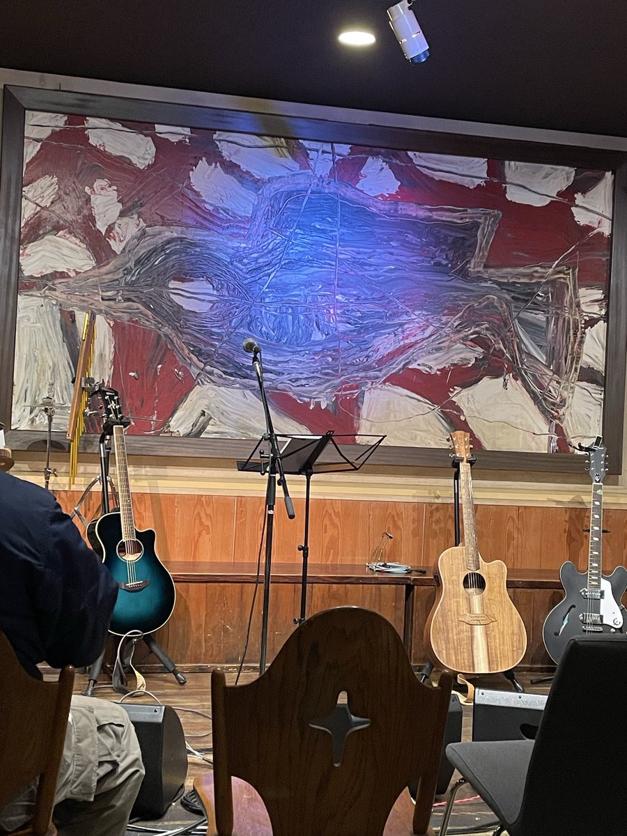 zhNEL4SzNBTcok3's tweet photo. クリニック通院日記
(458) 2/2(月)その四
「#ゆぐどらしる」は、
「#19」の
🎸#岩瀬敬吾🎸さんが、歌われるというので、活気付いていました😍
後ろにスタンディングに行けるように、中央のテーブルに座って、開演まで、カレーと白ワイン楽しみました。後で、ポテトも注文しました。美味しかった💕🙆♀️
ライブは、🎸#柚🎸ちゃんから、現役女子高校生、上手いったらない、将来が楽しみ🙆♀️
客席のお母さんの合いの手が、面白い。客席が、どっと沸いてました😆
続いて、「#ミドルエイジコーポレーション」ギタリストの方は、4番手に歌うバンド「#NITROBOX」のギタリストもしてて、「ミドルエイジ」が🎸岩瀬🎸さんとのライブの際に、
「唐津に来てください🙏」とお願いしたので、このライブが実現したとか。
このお店のマスターが、
「NITROBOX」のボーカルなので、強く推したのだそうです。
そして、「19」を神様みたいに崇めていた、🙌常陸淳🙌くんにも、声をかけてくださったそうです💕🙇♀️ありがたい事です🙏