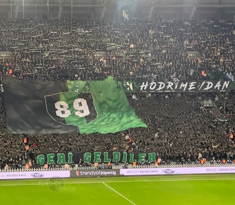 Sebo041's tweet image. Suskun ve sessiz süper lige renk getirdik. Karagümrük deplasmanına 150 kişi giden BJK hafta içi 18.00 daki Kocaelispor maçının biletlerini 3 dakkada bitiriyo. fb gs bjk aliağa hepsinin ağzında körfezim var. En büyük sen misin bilmiyorum ama çok büyüksün Kocaelispor 💚🖤