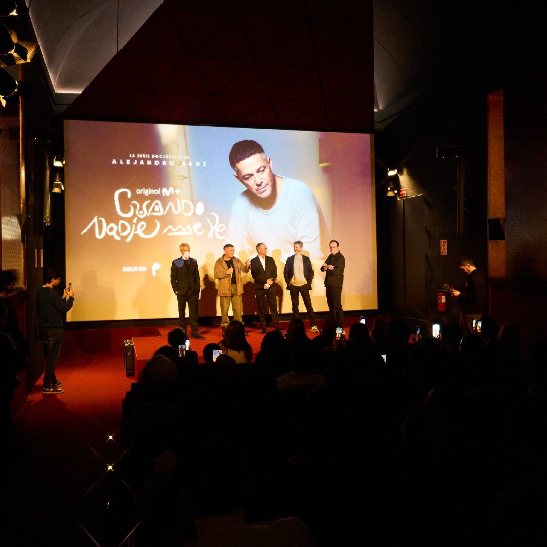 Alejandro Sanz presentó su documental "Cuando Nadie Me Ve" en el Museo Reina Sofía ,donde reflexiona sobre su carrera, su legado y los momentos clave que han marcado su trayectoria artística.