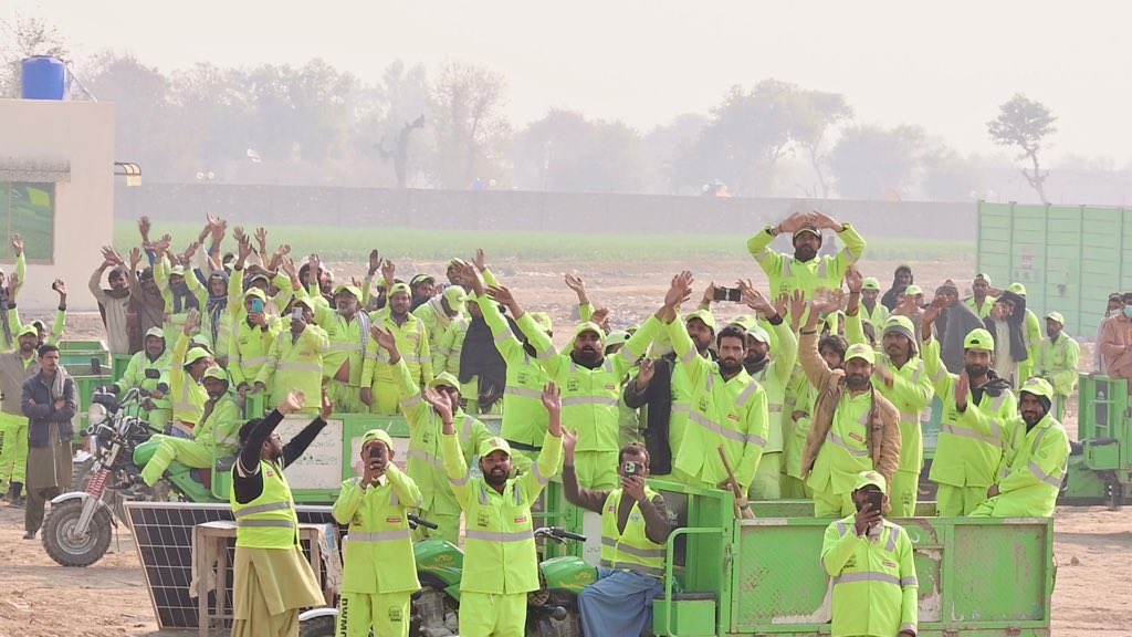 MNS_Updates's tweet photo. عوام کی خوشی چيک کريں بس😍❤️ https://t.co/4or0MbQehN