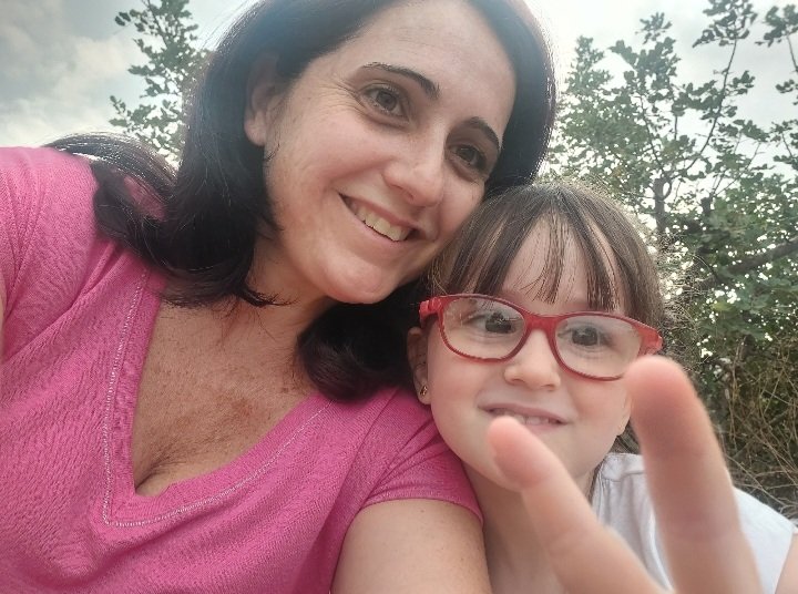 X me recuerda que hace 4 años abrí mi cuenta por primera vez. Nunca he sido de publicar nada en redes, y mucho menos fotos de mis hijos. Ironías de la vida, la abrí para dar a conocer a Vera, que no fuese simplemente una niña que murió en una feria. Para intentar crear conciencia