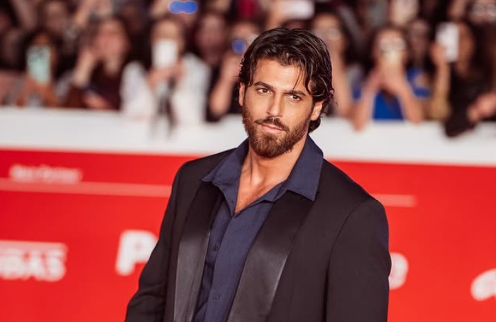 RivistaMio's tweet photo. Can Yaman co-conduttore a Sanremo 2026. Ma qualcuno non l’ha presa bene… - https://t.co/q54DQCaUET - #Copertina #TV #canyaman #CarloConti #laurapausini #leonardopieraccioni #sandokan #Sanremo #sanremo76 https://t.co/ayx0Mhghvz