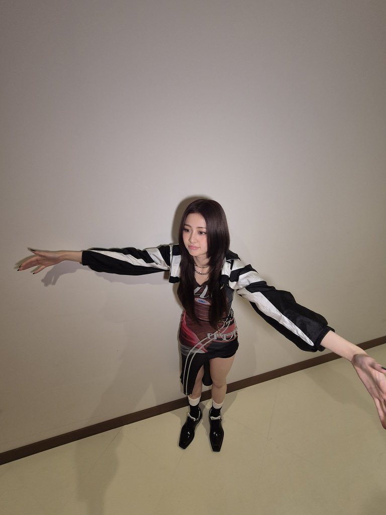 나진짜윤진없엇으면어쨋을까……….윤진언니덕분에내가지금처럼성장햇고안무너졋고..제가  정신적으로 힘들었을 때 회복했던 방법은 윤진언니가 써준 글들 읽기.  자작곡들 듣기. 그냥 르세라핌 계속 보기… 이거엿고..이거없으면 나 못버텻구.. 허댕이 안아 ㅠ.ㅠ